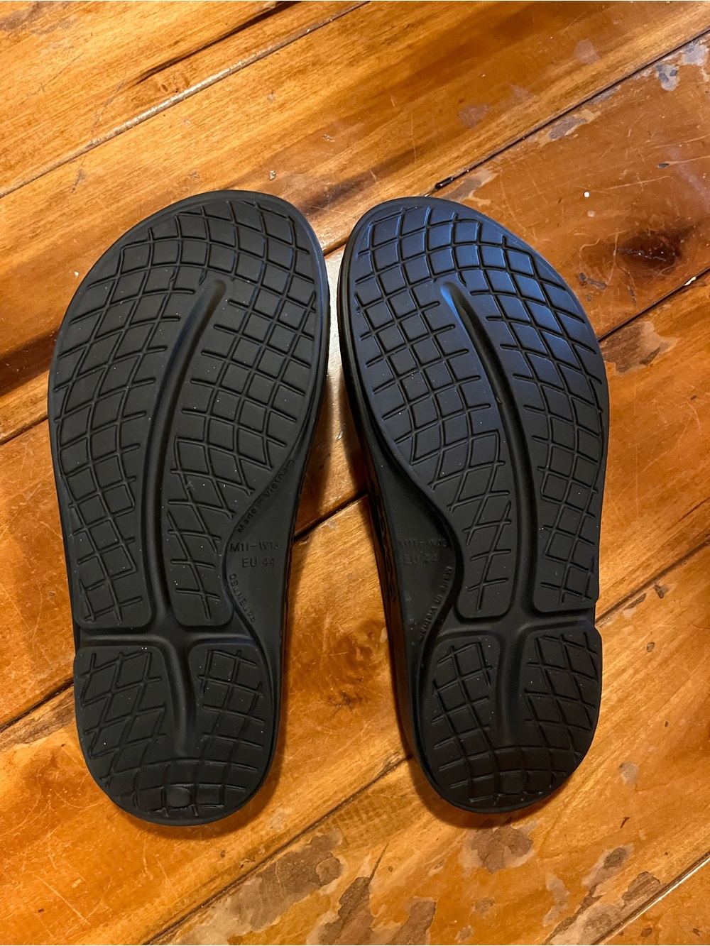 OOFOS Men's Black Flip-Flop Sandals - Picture 2 of 2